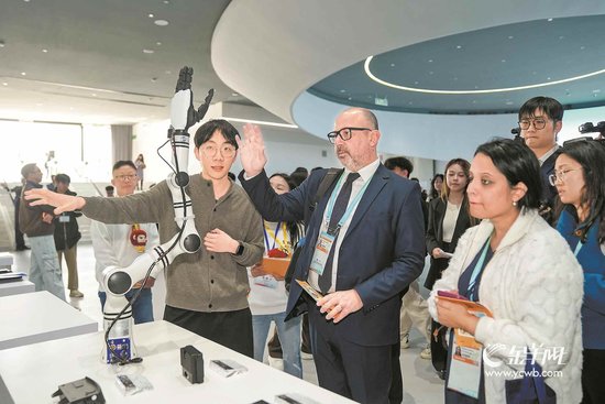 APEC第一次高官会与会嘉宾在广州海心沙全空间智能体验中心感受操控智能机械手臂 羊城晚报记者 梁喻 摄