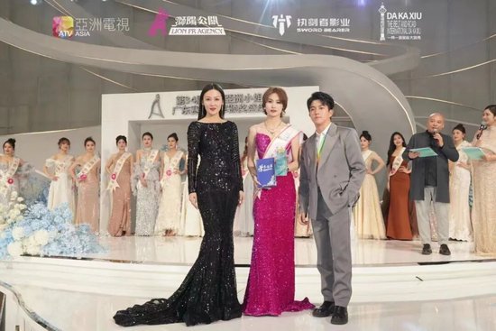 亞姐培训导师（左）刘静及时尚博主官泽学长为5号姜文杰颁发【2023亞洲小姐广州赛区殿军】