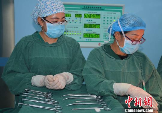 图为护士在手术室工作。 郭红 摄