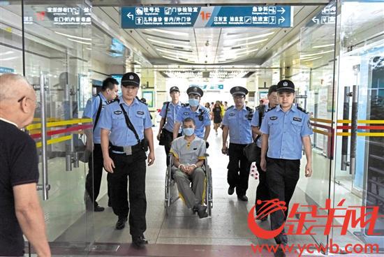 因阿豪戴了手铐脚镣,行走不便,押解干警用轮椅推他到血液科