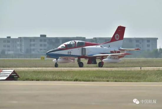 10月27日，空军航空大学“红鹰”飞行表演队飞抵珠海