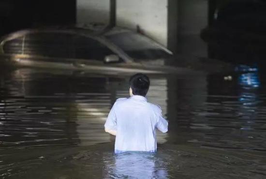 4、不要在地面低洼处停车