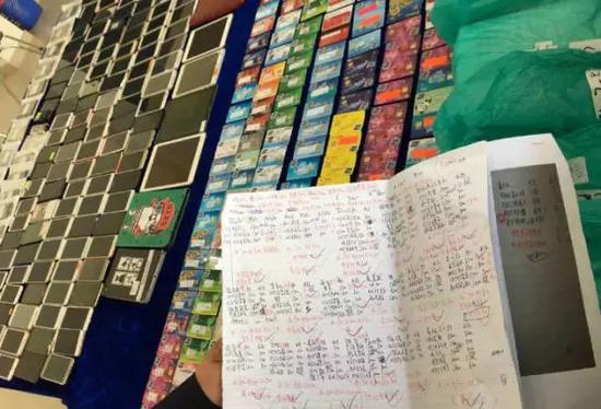 深圳警方查获该团伙大量银行卡、手机、电脑和账单