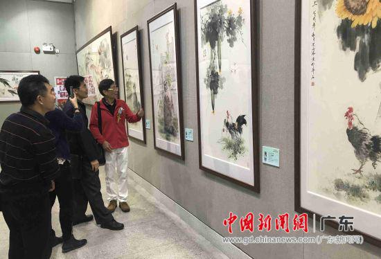 　—岭南花鸟画展亮相省立中山图书馆。 索有为 摄