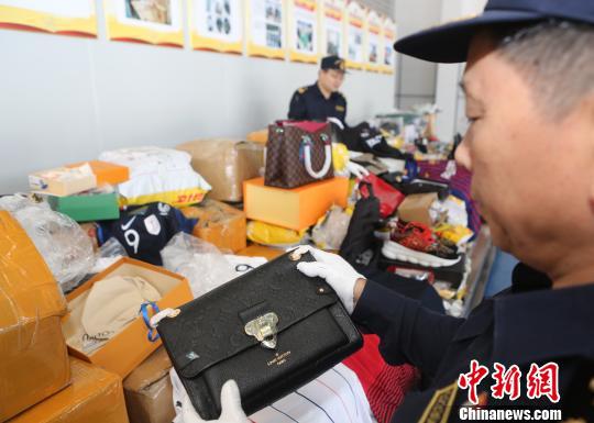 东莞海关查获侵权货物千余件 埔关 摄