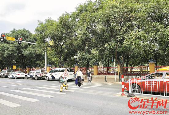 东风路-连新路口微改造后消除人车冲突点 严艺文 摄