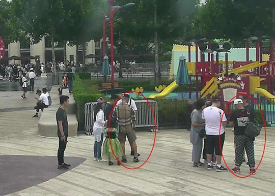 7月18日当天监控截图,红圈内为发放假房卡的犯罪嫌疑人。 浦东警方供图