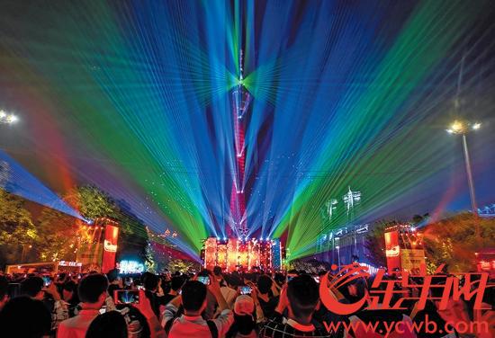 昨夜，珠江新城花城广场上空，繁“星”流动、光影变幻 记者黄巍俊摄