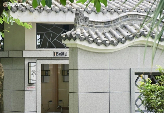 滨江东路周周乐群众文化广场公厕。信息时报记者 蔡晓素 摄