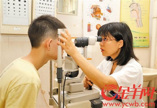 医生为前来就诊的患者进行眼部检查