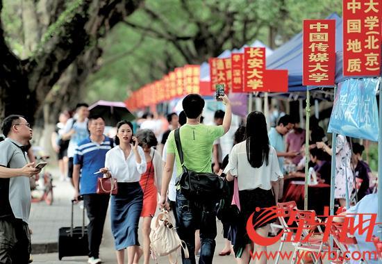 22日，中山大学等高校举行校园开放日暨招生咨询会活动，众多省外高校现场设咨询点 记者 汤铭明 摄