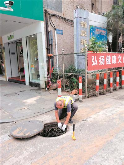 长安镇加强对沙井盖防护岗巡查。广州日报全媒体记者刘满元 通讯员莫艳芬摄