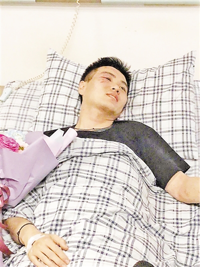受伤副驾驶 (图来自《四川日报》)