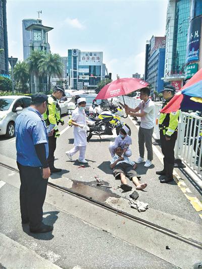 热心市民为老人撑起大红伞。