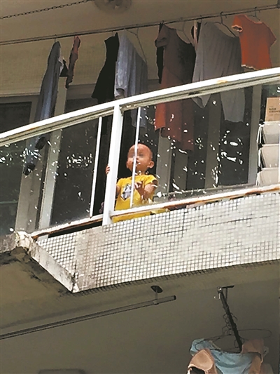 男童在阳台徘徊，不时哭泣，引起了保安的注意。