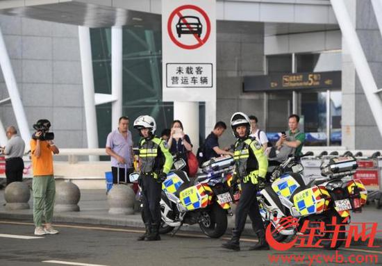 白云机场正式实施禁止空载营运车辆驶入出发层首日。金羊网记者 汤铭明 摄