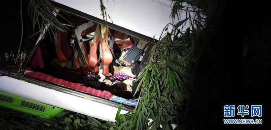 这是8月19日在老挝北部城市琅勃拉邦附近拍摄的发生车祸的大客车。新华社发（杨秀敏 摄）