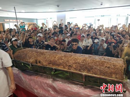 图为千斤巨粽展示与"开吃"现场。 宋秀杰 摄