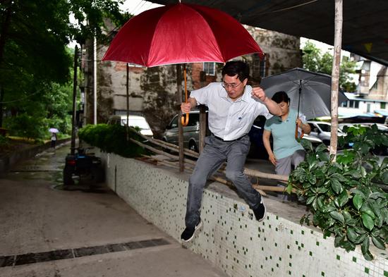 6月6日上午,国家环境保护督察办副主任刘长根带队冒雨在广州市巡查。摄影/章轲