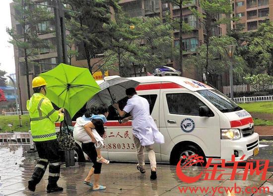 台风中护送高烧女童上救护车