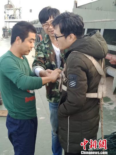 图为腹痛难忍患病船员正在等待救助 惠州海事局提供 摄