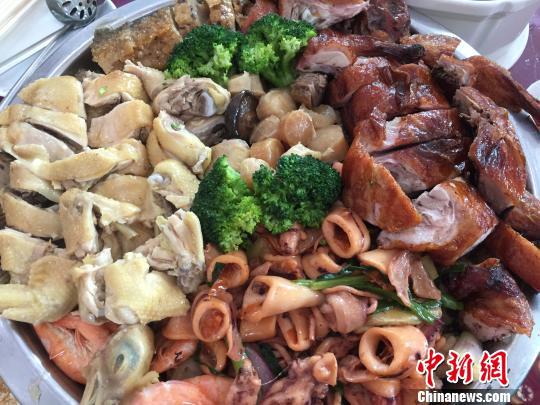 图为“土豆大盆宴” 卢杰 摄