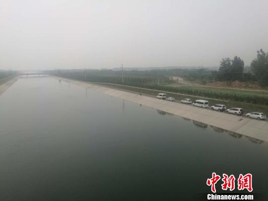 11日，郑州警方召集专业打捞人员对刘某华弃车跳水地带展开搜寻打捞。　刘鹏　摄