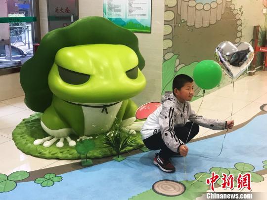 “蛙迷”与“蛙儿子”合影。 王子涛 摄