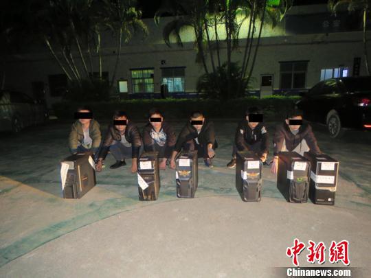 警方抓捕现场。 蔡东亮 摄
