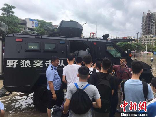图为惠州市惠阳公安出动野狼突击车队在受浸的广东惠阳高级中学、惠阳中山中学路段接送参加高考的学生 宋秀杰 摄