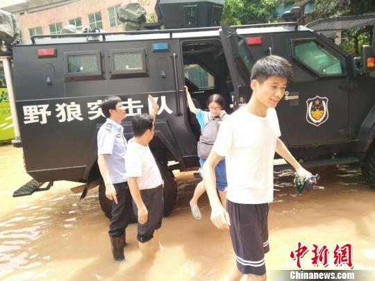 图为惠州市惠阳公安出动野狼突击车队在受浸的广东惠阳高级中学、惠阳中山中学路段接送参加高考的学生 宋秀杰 摄