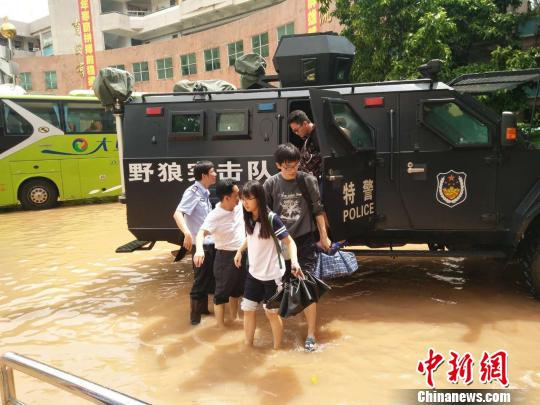 图为惠州市惠阳公安出动野狼突击车队在受浸的广东惠阳高级中学、惠阳中山中学路段接送参加高考的学生 宋秀杰 摄