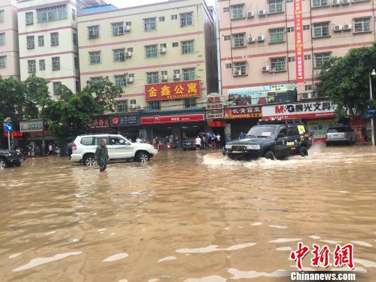 图为被洪水浸泡的广东惠阳高级中学路段成为一片泽国 宋秀杰 摄