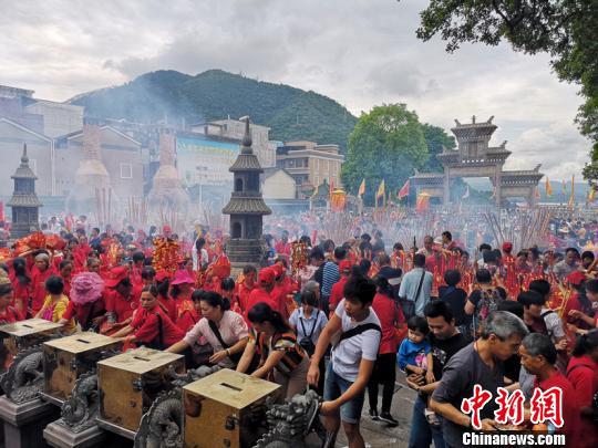 前来贺诞的海内外信众。 徐向光摄