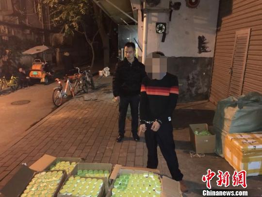 警方摧毁制贩假窝点，查获大量假冒保健食品。警方供图