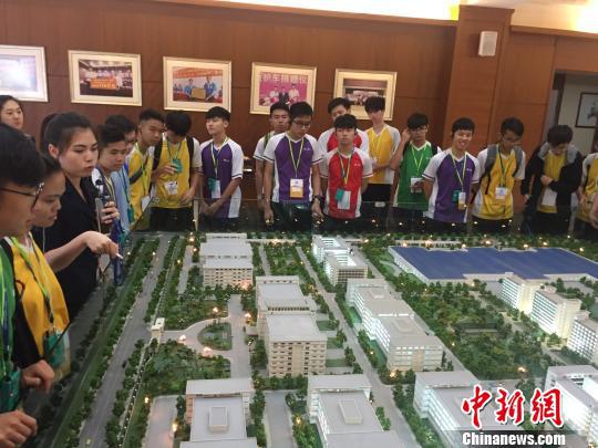 香港路德会西门英才中学师生参观广东惠州南旋集团 宋秀杰 摄