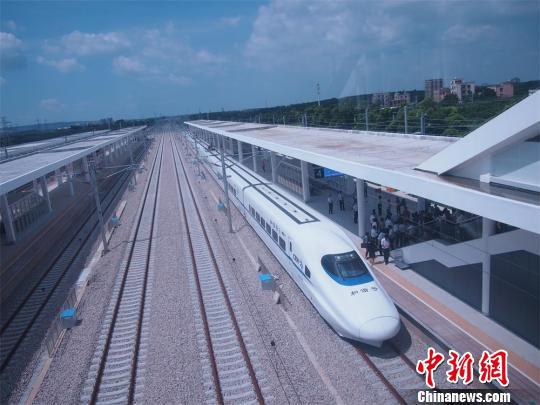 粤西首条高铁通车 谢剑锋 摄