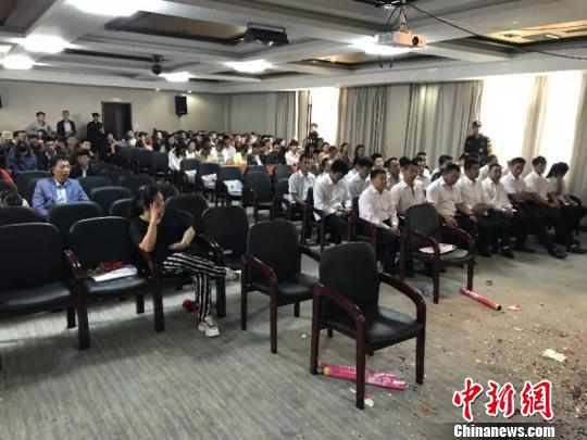 图为在会议室被控制的传销人员。　陈卫　摄