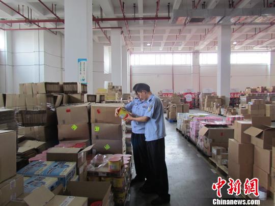 广州海关缉私警察检查查扣在保税仓的涉案奶粉 刘燚燊 摄