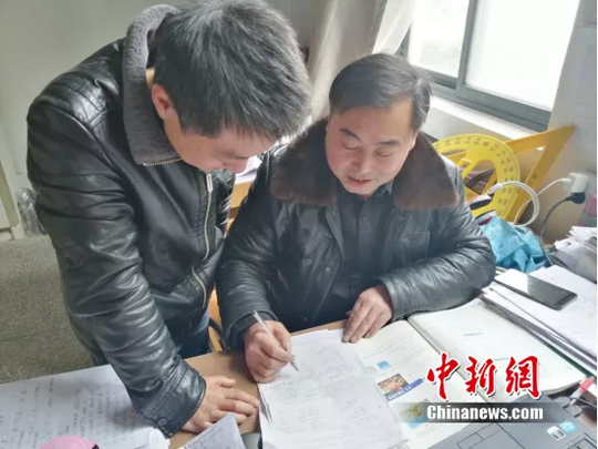 毛建与其他数学老师讨论教学 徐安宁摄