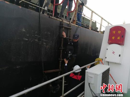图为协助转移目标船船员上海巡船 惠州海事局提供 摄