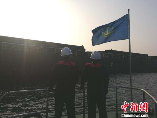 图为成功与目标船会合，协商靠泊作业方案　惠州海事局提供　摄