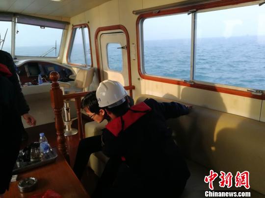图为将患者成功转移海巡船，初步了解患者病情 惠州海事局提供 摄