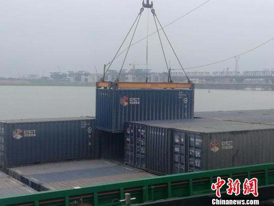 班船抵达南江港码头后集装箱吊卸 刘胜昊 摄