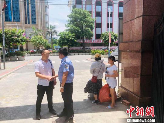 张某与北海警方道别　翟李强　摄