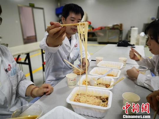 螺蛳粉检验员品尝螺蛳粉,把关口感。 林馨 摄