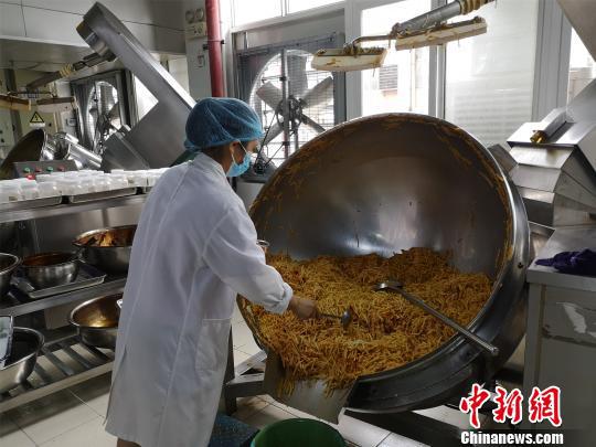 螺蛳粉检验员抽取生产线上螺蛳粉配料,拿去品尝检验口感。 林馨 摄
