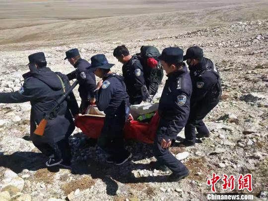 西藏吉隆民警合力将被困游客抬下山。西藏日喀则市吉隆县公安局 西藏吉隆民警合力将被困游客抬下山。西藏日喀则市吉隆县公安局