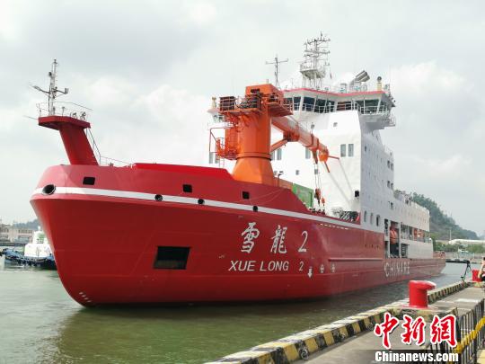 中国首艘自主建造极地科考破冰船“雪龙2”号13日下午抵达深圳。　陈文 摄