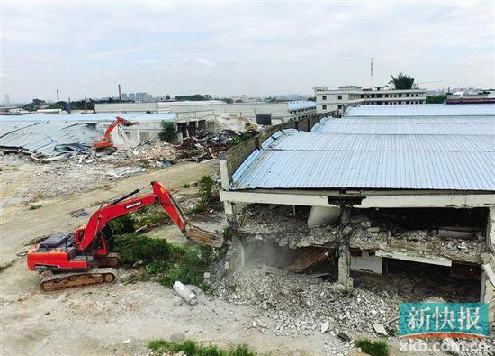 去年9月13日，广州市番禺区同时对南村镇、新造镇占用河涌的违建进行拆除。 毕志毅/摄（资料照片）
